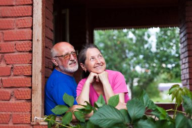  Sundurmadaki tatlı yaşlı erkekler ve kadınlar.
