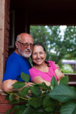  Kır evinin verandasındaki yaşlı erkek ve kadınlar