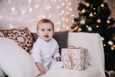 Noel ağacında hediyeli bir çocuk.