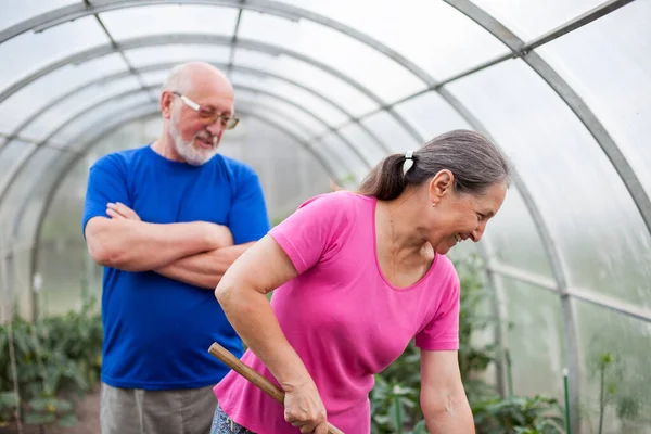 Uomo e donna che lavorano nell'orto — Foto Stock