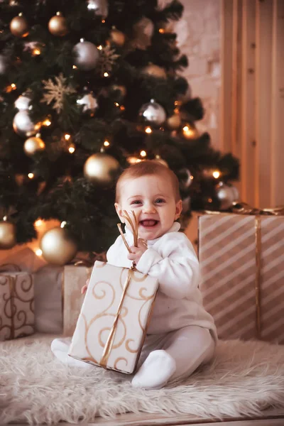Miúdo bonito com presente na árvore de Natal . — Fotografia de Stock