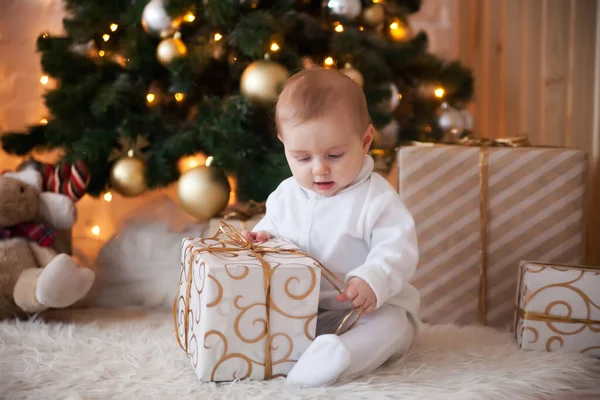 Enfant mignon avec cadeau au sapin de Noël . — Photo