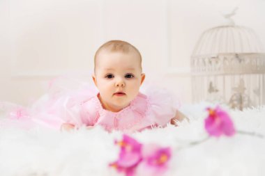 Evde pembe elbiseli şirin küçük kız.