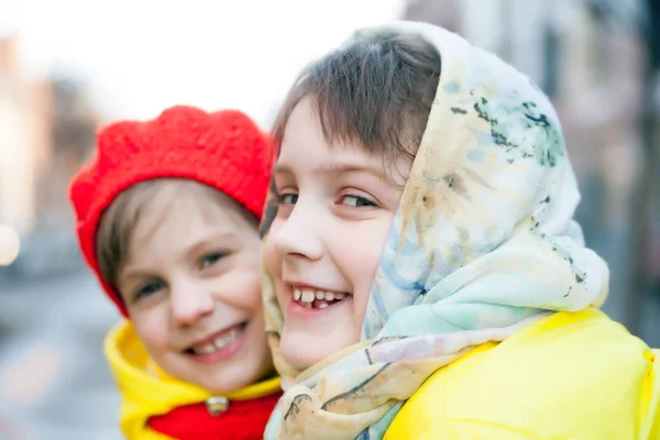 Retrato Dos Niños Aire Libre Principios Primavera —  Fotos de Stock