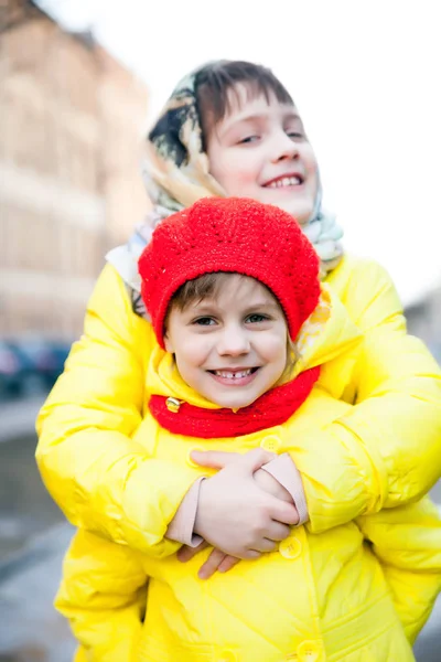 Retrato Dos Niños Aire Libre Principios Primavera —  Fotos de Stock