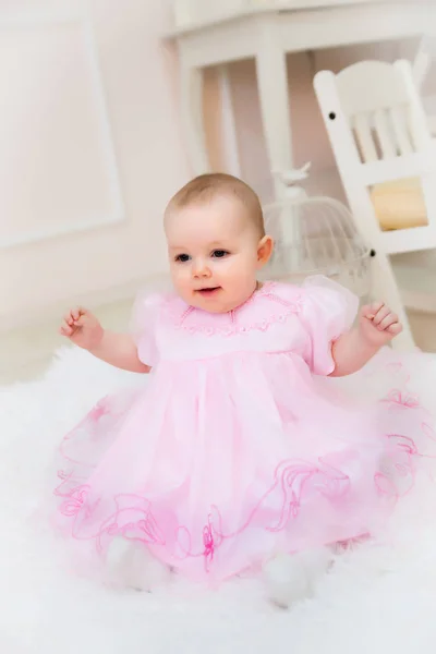 Мила Маленька Дівчинка Рожевій Сукні Вдома — стокове фото