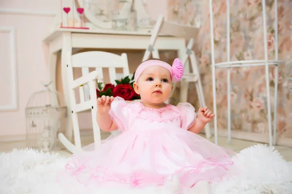 Bonito Pequena Menina Vestido Rosa Casa — Fotografia de Stock