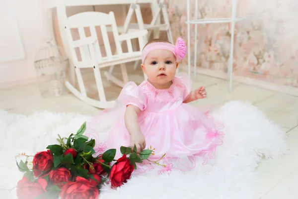 Bonito Pequena Menina Vestido Rosa Casa — Fotografia de Stock