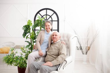 Işıl ışıl iç mekanlarda sevimli yaşlı bir çiftin portresi. 