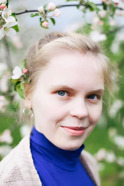 Portret Van Een Jong Meisje Een Appelboomgaard — Stockfoto