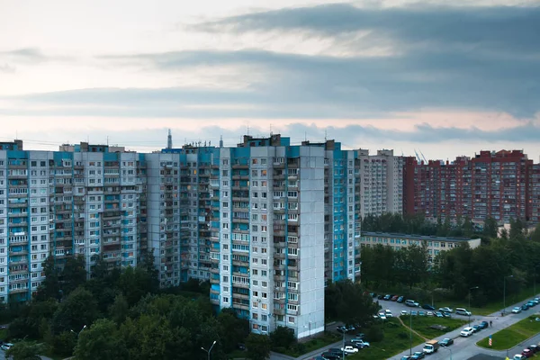  Haziran 'da Saint-Petersburg' da akşam uykusu. 