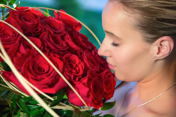 Uma Mulher Com Rosto Romântico Cheira Rosa Vermelha — Fotografia de Stock