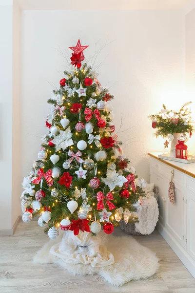 Árbol Navidad Decorado Cajas Regalo Salón —  Fotos de Stock