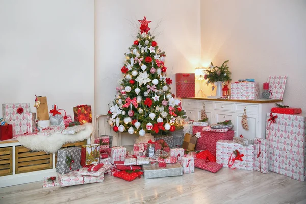 Geschmückter Weihnachtsbaum Und Geschenkschachteln Wohnzimmer — Stockfoto