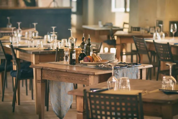 Verres Vin Sur Une Table Dans Restaurant — Photo