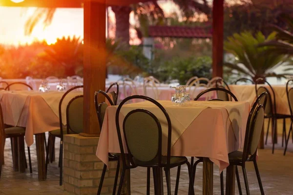 Leerer Restauranttisch Freien Bei Sonnenuntergang — Stockfoto