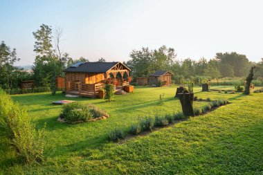 Sabah Erken bir bahçe ile küçük bir yazlık