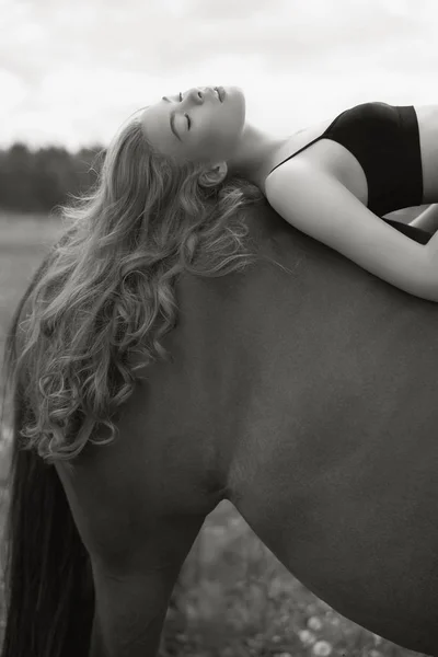 Piękna młoda dama z koniem — Zdjęcie stockowe