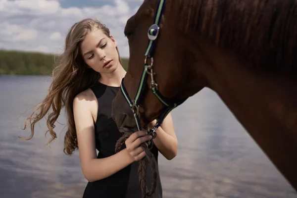 Schöne junge Dame mit Pferd — Stockfoto
