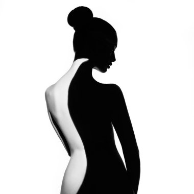 Gölge vücudunda çok güzel genç bir bayanla