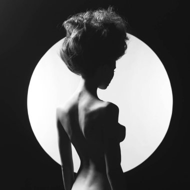 Geometrik arka planda çıplak zarif kadın