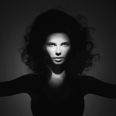 Hacim dalgalı saçlı güzel kadın