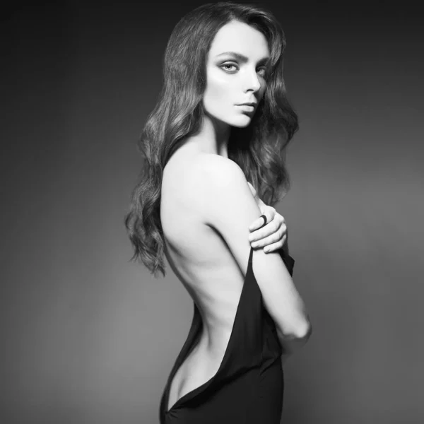 黒のドレスで美しい女性のファッション写真. — ストック写真