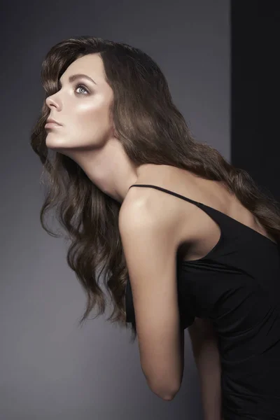 Mode foto av vackra damen i svart klänning. — Stockfoto