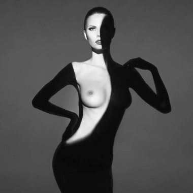 Gölge vücudunda çok güzel genç bir bayanla