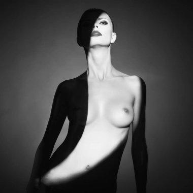 Gölge vücudunda çok güzel genç bir bayanla