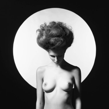 Geometrik arka planda çıplak zarif kadın