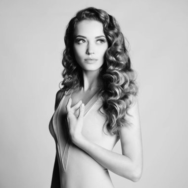 Gri arka planda zarif saç modeli ile güzel kadın