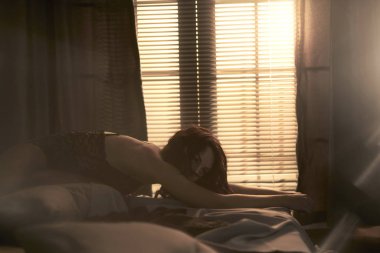 Ev iç seksi vücut ile güzel çıplak kadın