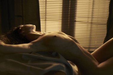 Ev iç seksi vücut ile güzel çıplak kadın