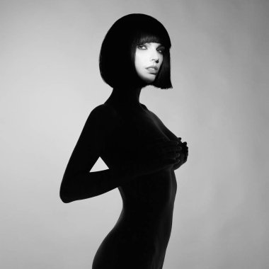 Çıplak zarif kadın gölge giyiyor