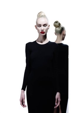 Zarif sarışın ve aynada yansıması