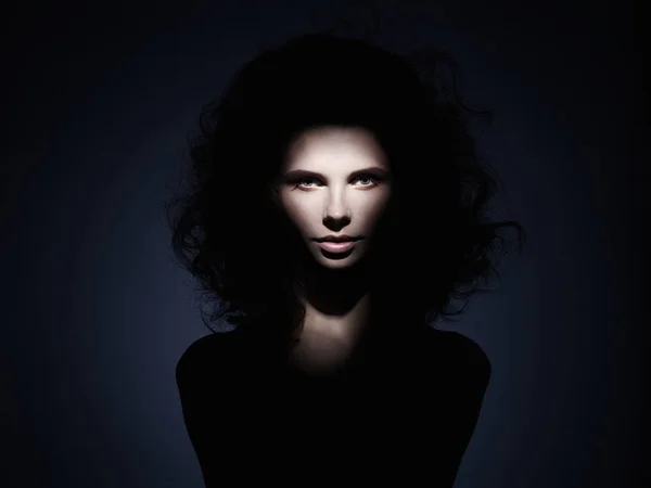 Vacker kvinna med volym vågigt hår — Stockfoto