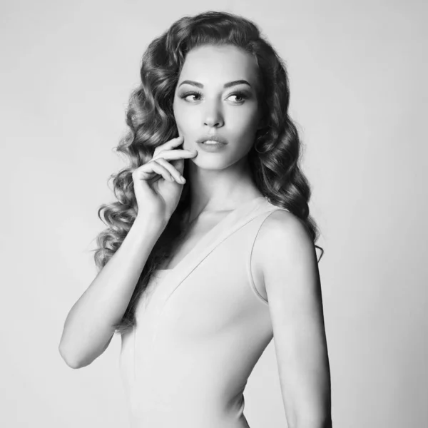 Hermosa mujer con peinado elegante sobre fondo gris —  Fotos de Stock