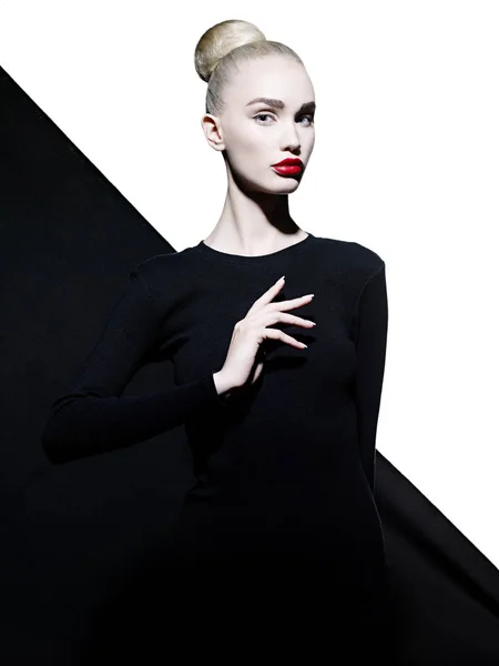 Elegancka Kobieta w geometrycznym czarnym i białym tle — Zdjęcie stockowe