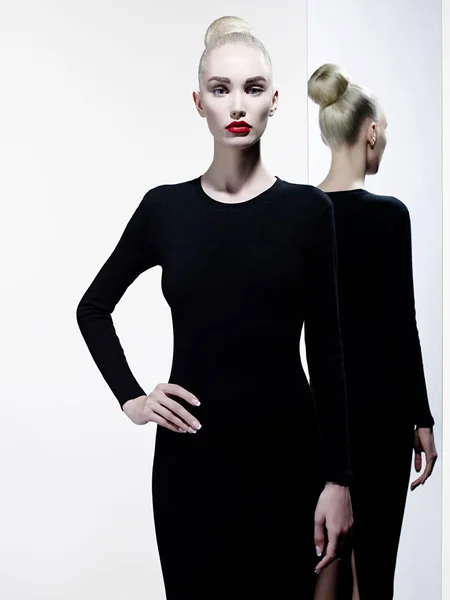 Elegante donna in sfondo geometrico bianco e nero — Foto Stock