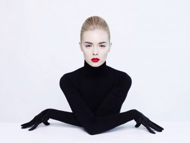 Geometrik siyah beyaz arka planda zarif kadın