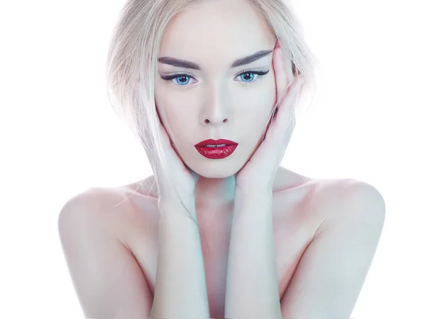 Vacker blond kvinna med perfekt makeup röda läppar — Stockfoto