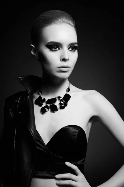 黒の背景に明るい化粧を持つ女性 — ストック写真