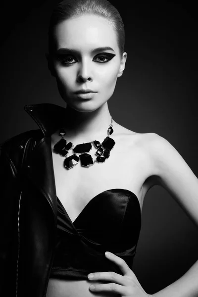 Женщина с ярким макияжем на черном фоне — стоковое фото