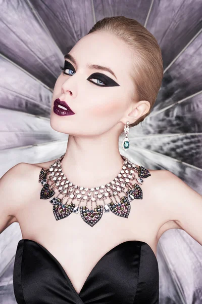 Mujer con maquillaje brillante y con conjunto de joyas — Foto de Stock