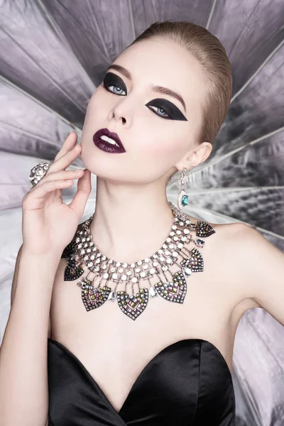 Woman with bright makeup and with set jewelry — Stok fotoğraf