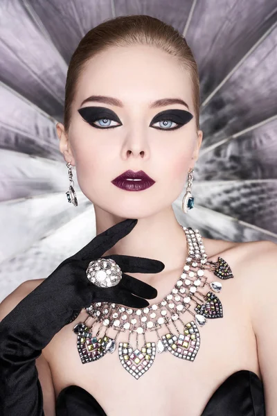 Mulher com maquiagem brilhante e com conjunto de jóias — Fotografia de Stock