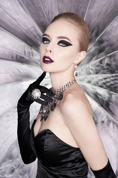 Mujer con maquillaje brillante y con conjunto de joyas —  Fotos de Stock