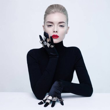 Değerli yüzük çok güzel sarışın bayan