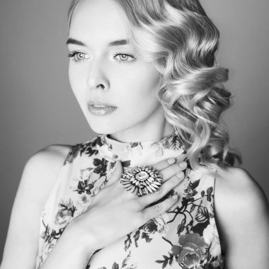 Klasik m ile güzel sarışın kadının Moda stüdyosu portre